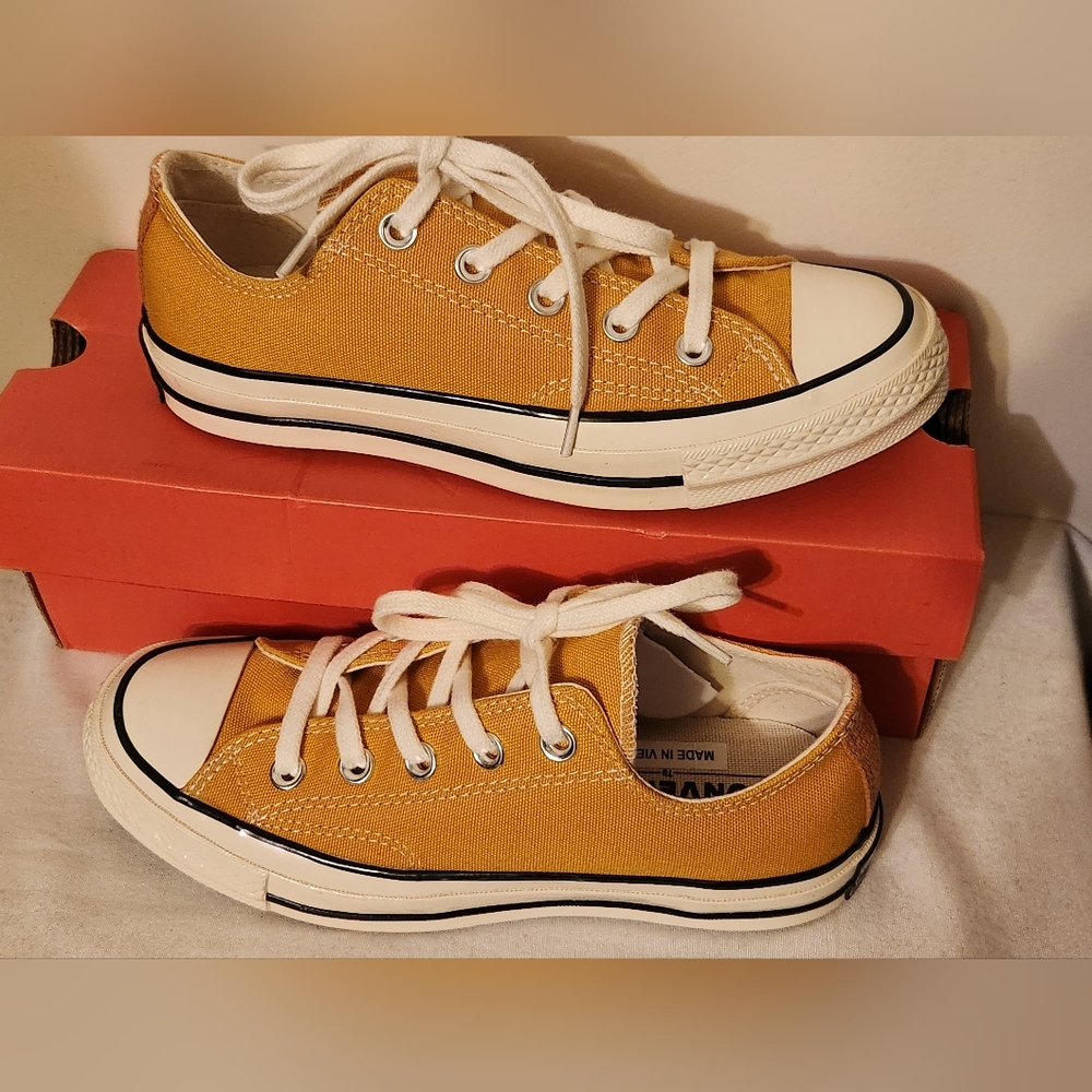 Converse Chuck Taylor All Star unisex size 3.5/5.5  NEW in original box